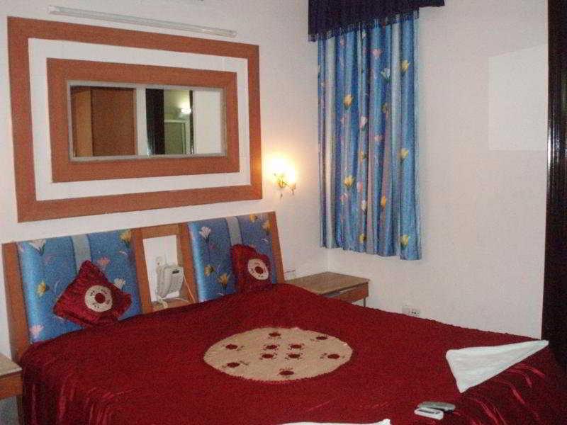 Hotel Raunak International New Delhi Exterior photo